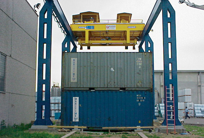 Cầu trục xử lí container